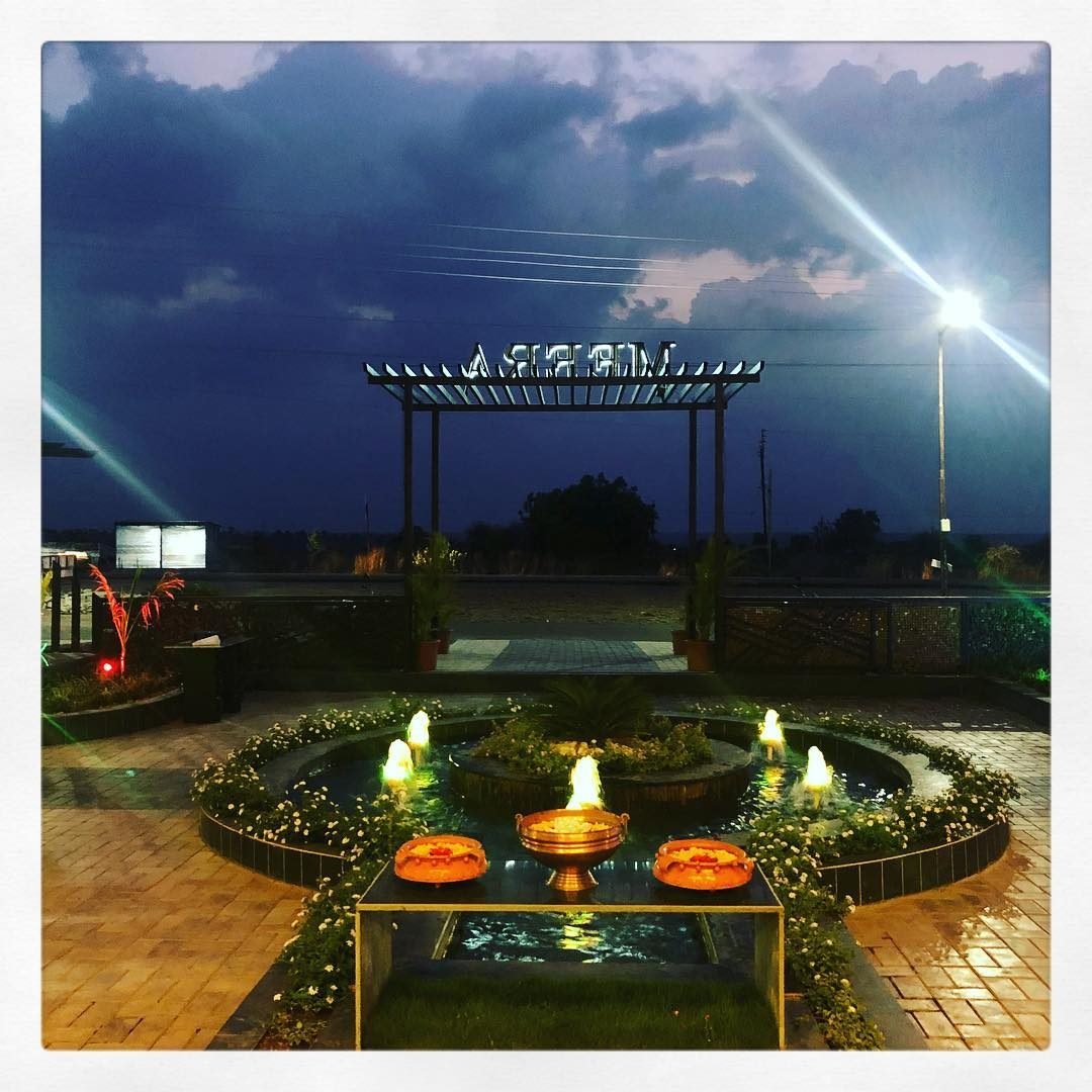 The garden and fountain at Meera Celebration at dusk